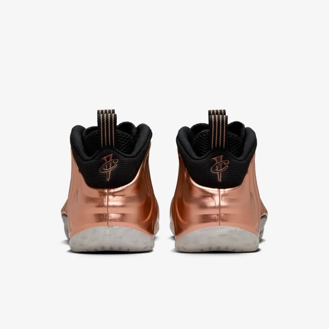 site OnMetallic Copper 限量发售凯发K8旗舰厅醒目出众 Nike Air Foampo(图1)
