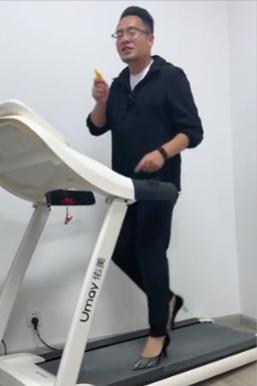 高跟鞋奇迹般东山再起5个月赚12亿凯发K8负债500万后大叔穿上了(图10)